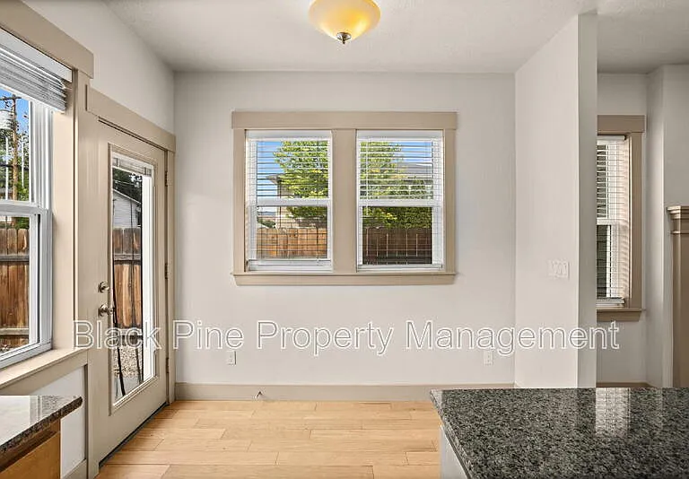 909 N 31st St — Photo 15