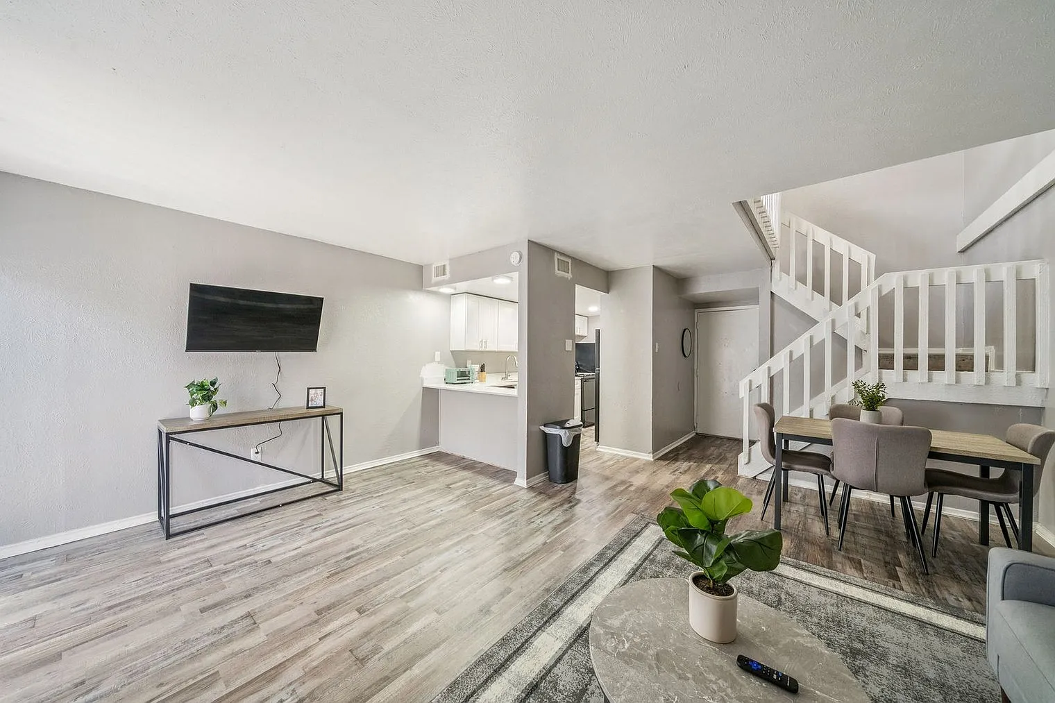 1 bed, 1.0 bath, 871 sqft, $1,528 — Photo 2