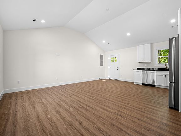 5th image of 318 Chestnut Aly