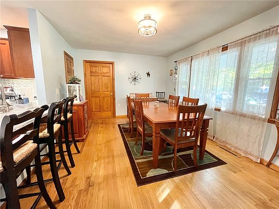 5th image of 32 Meadowbrook Dr
