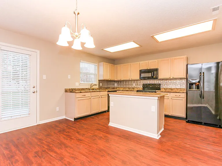 2425 Woodmont Ct — Photo 5