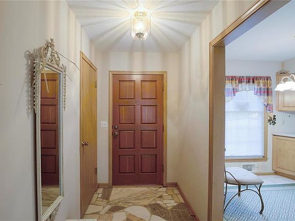 4th image of 817 W Country Ln