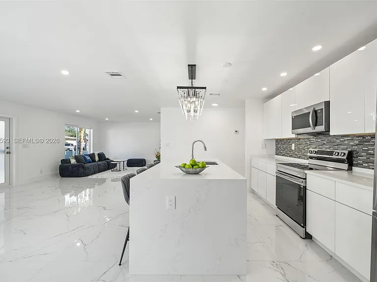 253 SW 4th St — Photo 4