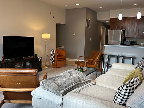 4th image of 3157 S Emerald Ave