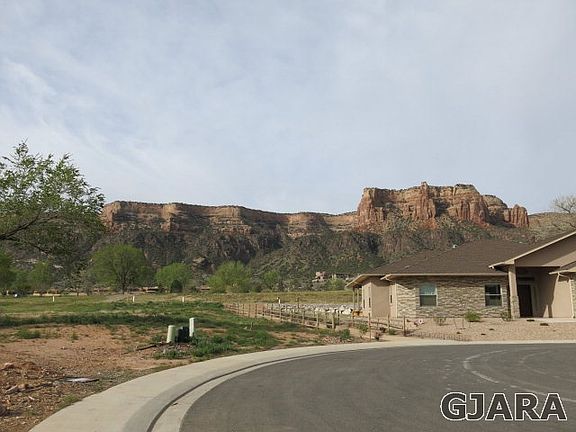 3rd image of 2082 Two Wood Dr