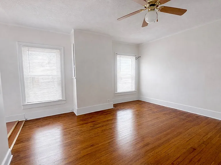 218 N George St — Photo 6