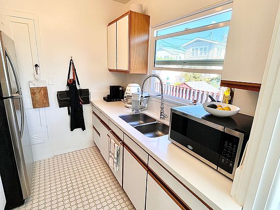 4th image of 3531 Arnold Ave