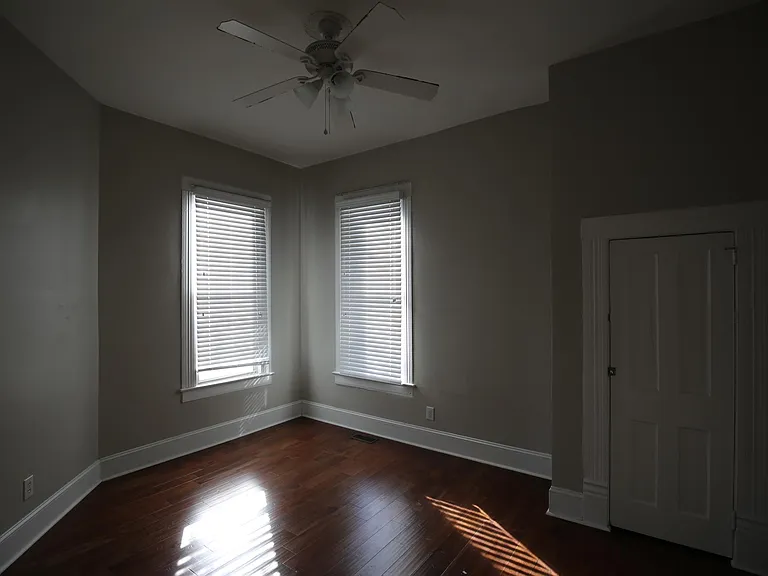1128 E 8th St — Photo 12