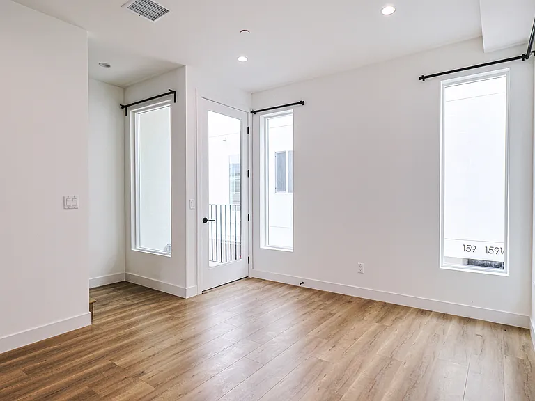 159 1/2 S Hoover St #2 — Photo 8