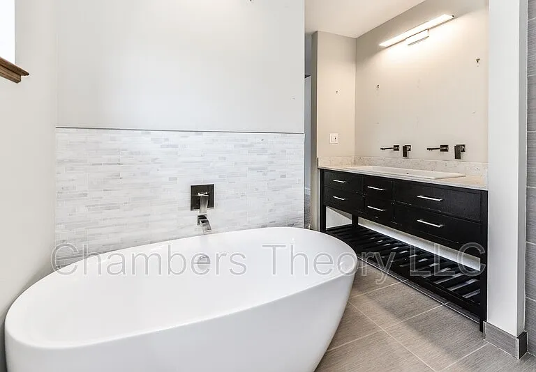 635 N West St — Photo 37