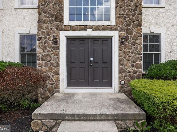 3rd image of 209 Peony Ln