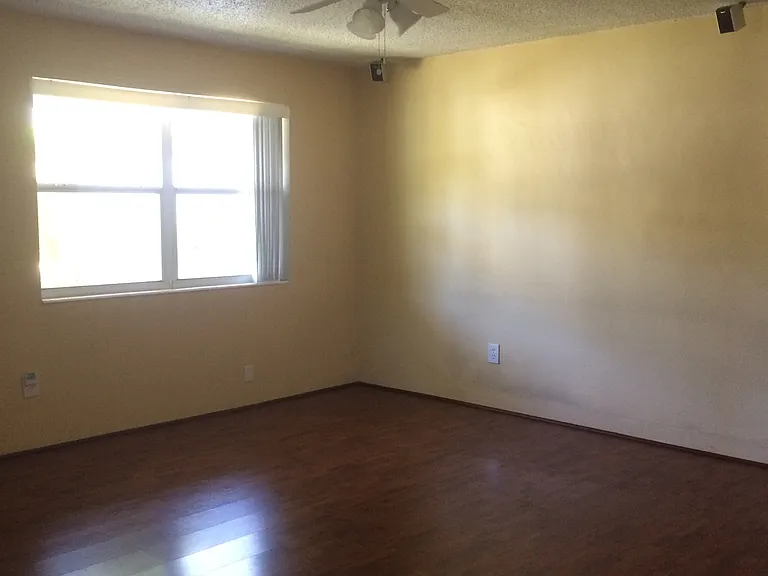 4901 SW 28th Ter — Photo 11