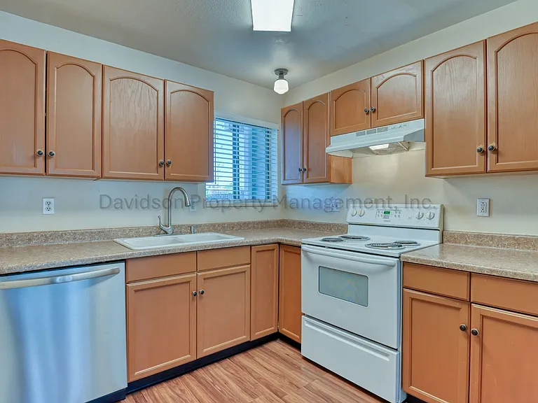864 London Green Way — Photo 5