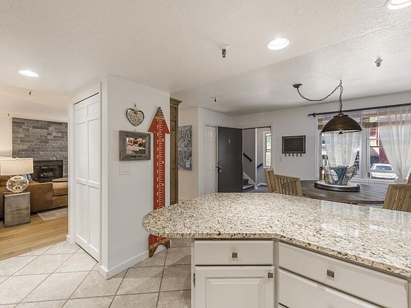 4th image of 1035 Park Ave #5