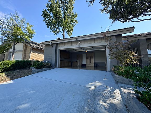 3rd image of 122 Fox Glen Cir