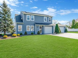 17 Burwood Ln, Coram, NY 11727