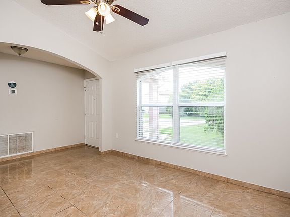 4th image of 28 Coventry Ct