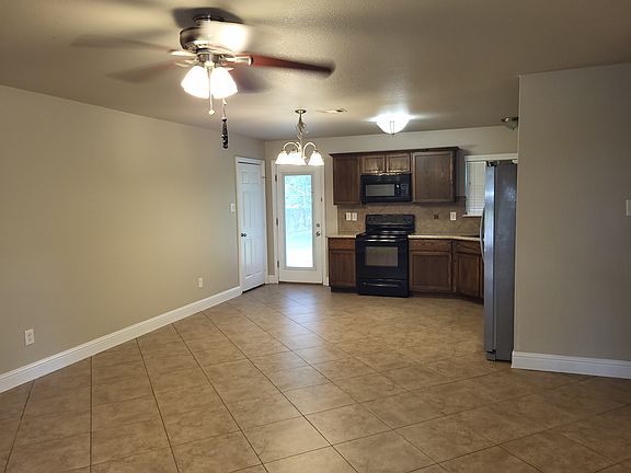 3rd image of 822 Milam Dr