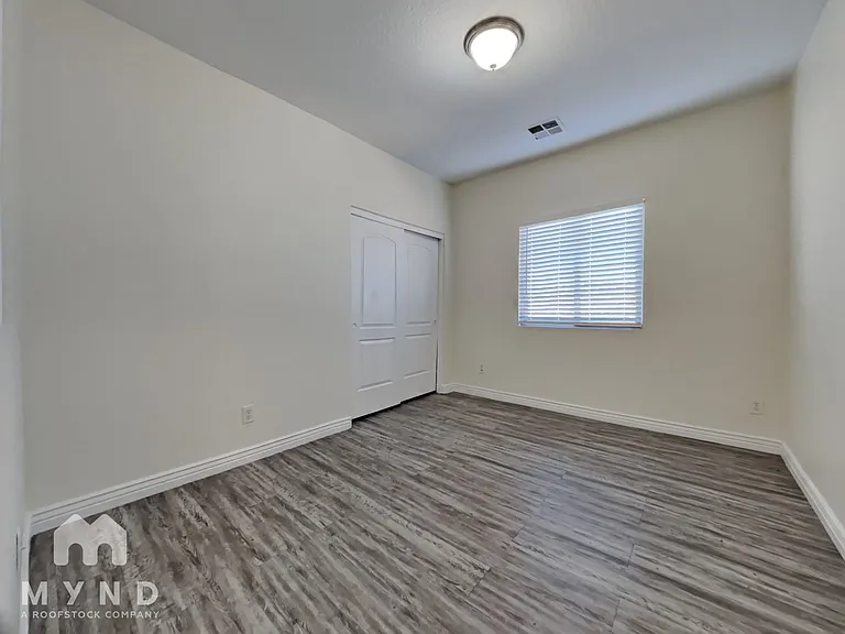 6418 S 49th Dr — Photo 20