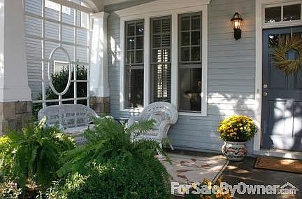 Sitting Porch
						:
						Relax with your friends in the cool air of a gentle evening.