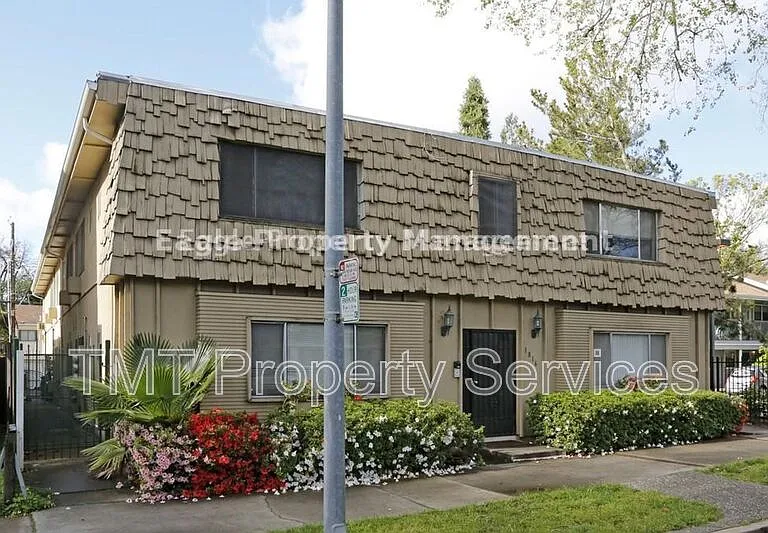 1816 F St #13 — Photo 1