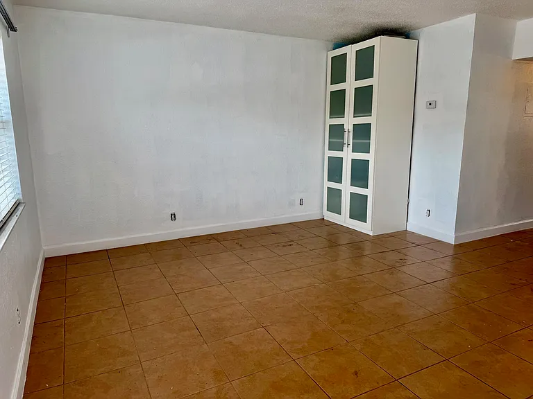 2607 NE 8th Ave #3 — Photo 6