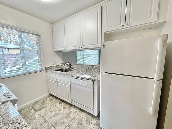 3rd image of 615 24th St APT 3