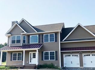 11 Sunset Ln, New Hampton, NY 10958