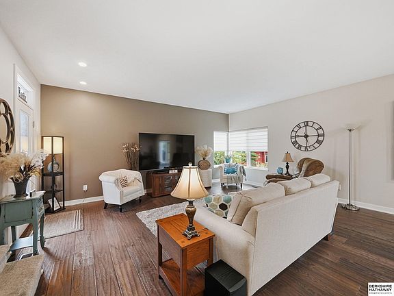 5th image of 5333 Roose St