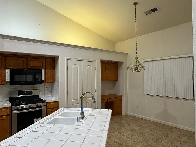 2832 E Cromwell Ave — Photo 32