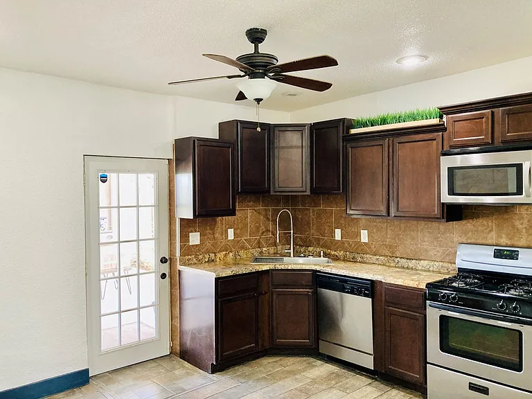 104 E Waco St — Photo 11