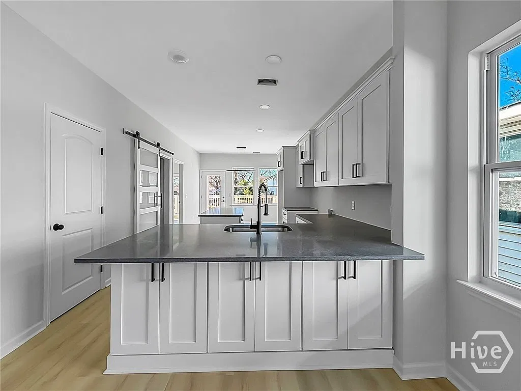 3 bed, 2.5 bath, 1350 sqft, $2,000 — Photo 4