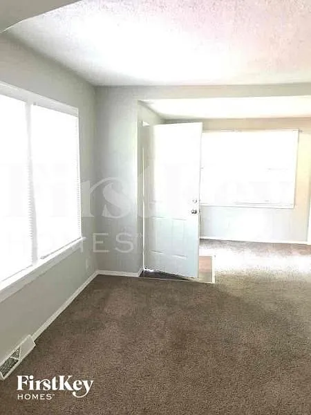 3 bed, 1.0 bath, 1024 sqft, $2,230 — Photo 3