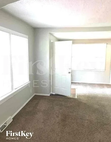 1146 Hinckley St — Photo 3