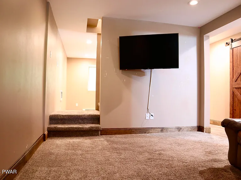 549 Lakeview Dr W — Photo 27