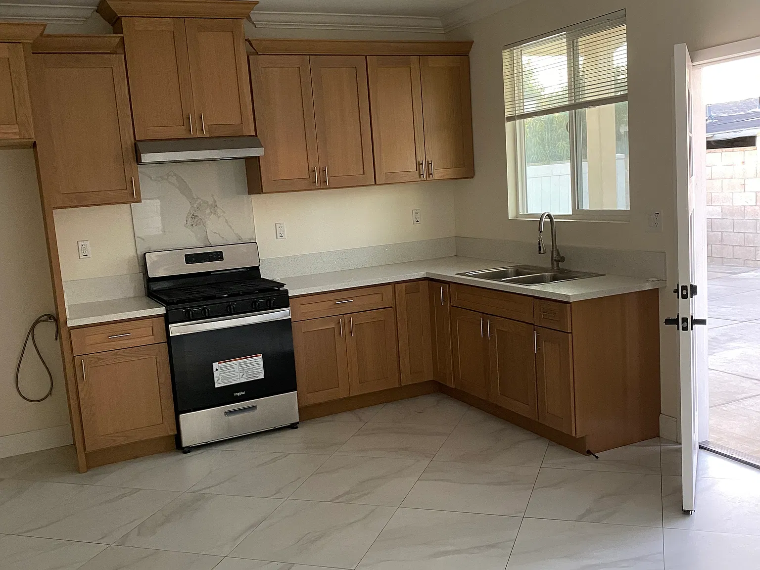 3 bed, 930 sqft, $3,200 — Photo 2