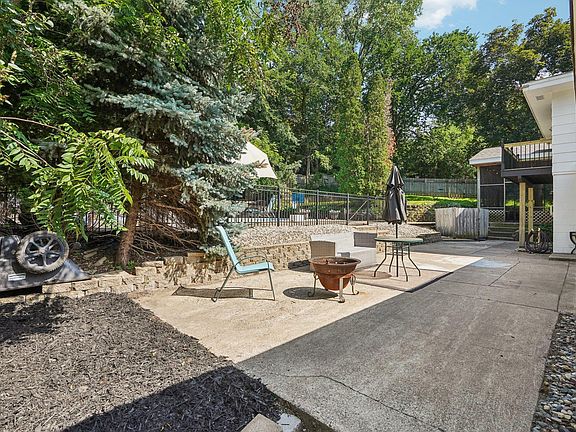 3rd image of 159 Elizabeth Ln