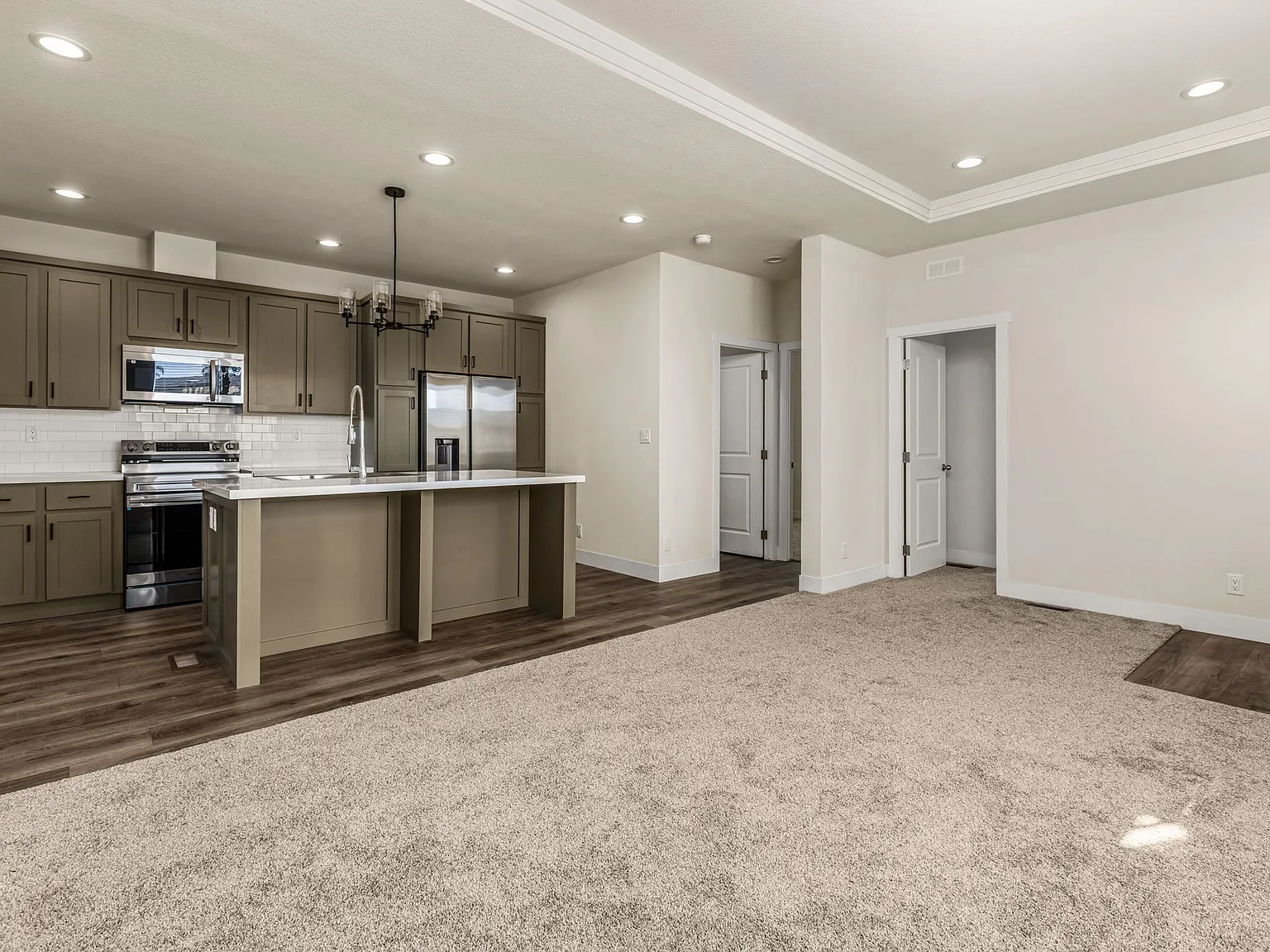 3 bed, 994 sqft, $4,295 — Photo 2