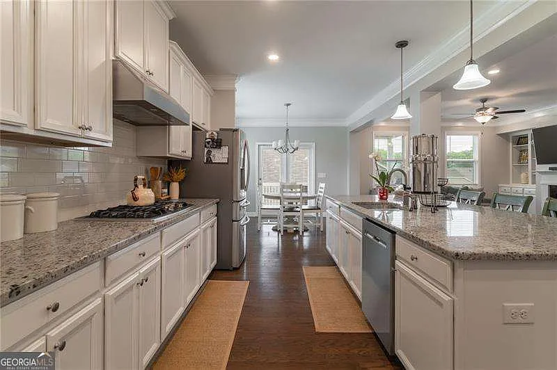 5 bed, 4.0 bath, 4268 sqft, $4,000 — Photo 3