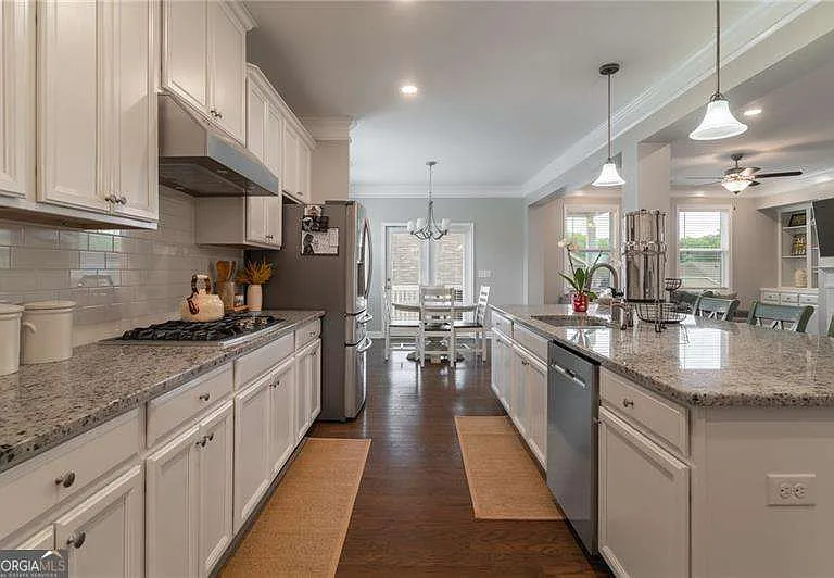 301 Cochin Dr — Photo 3