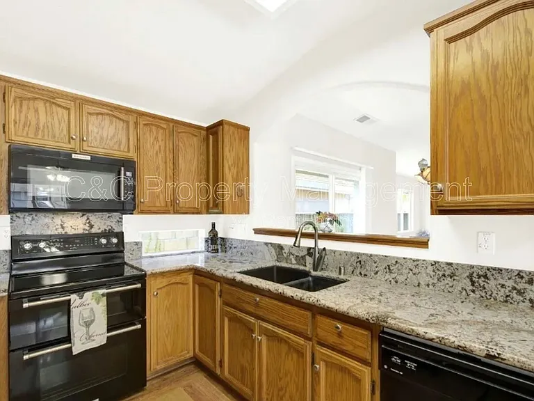 242 Bartlett Ln — Photo 2