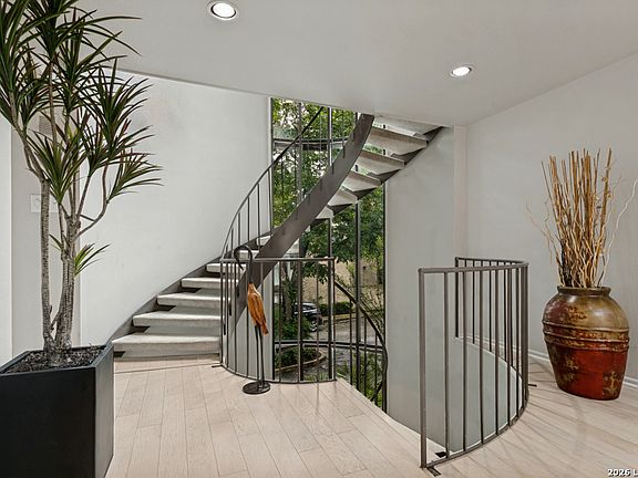 4th image of 3 Gallery Court #B