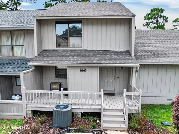 225 Highpoint Dr, Diamondhead, MS 39525