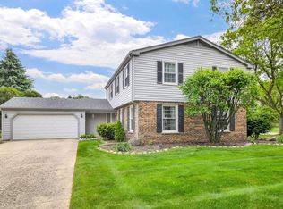 1528 Apache Dr, Naperville, IL 60563