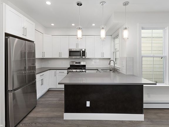 5th image of 1555 Oak St APT 5
