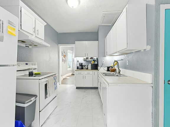 3rd image of 3516 Flora Ave