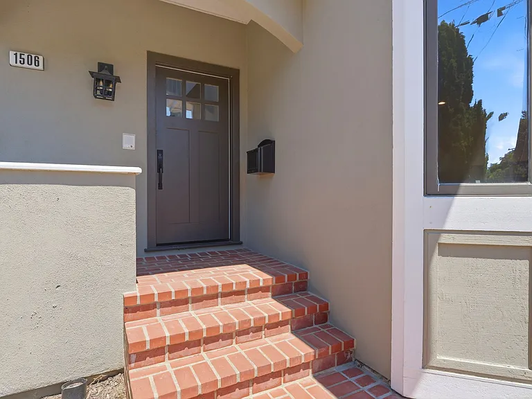 1506 Vancouver Ave — Photo 3