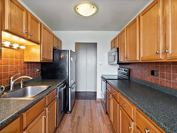 3rd image of 7033 N Kedzie Ave APT 613
