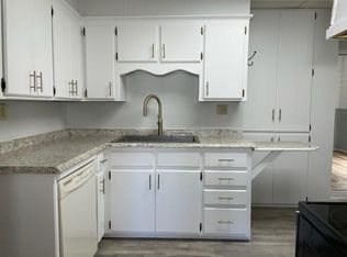 816 E 7th Ave, Winfield, KS 67156