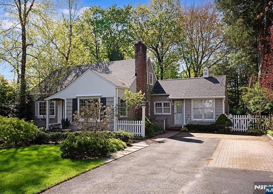 1st image of 60 Oak Ave